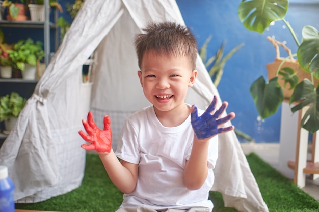 집에서 손과 수채화로 귀여운 작은 아시아 소년 아이 손가락 그림, 아이들 개념에 대한 창조적 인 놀이