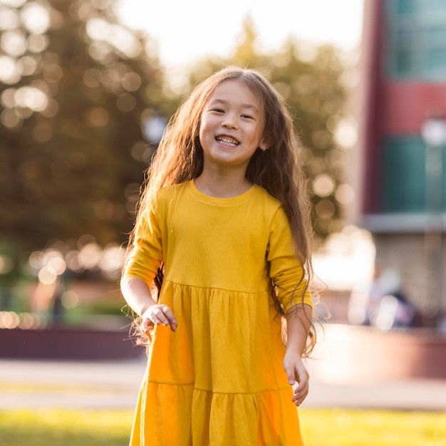 Photo cute little asian girl smiling