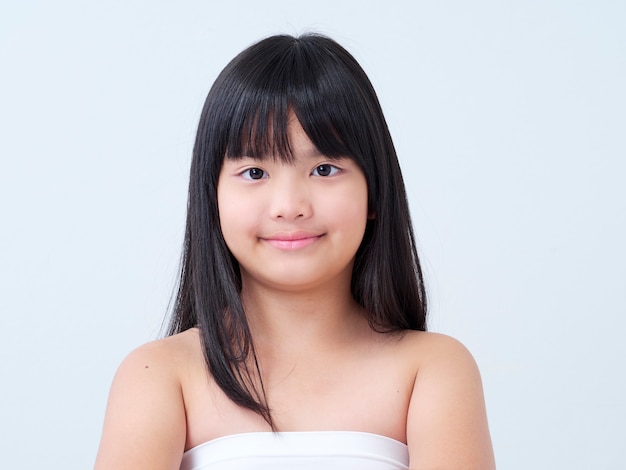 Милая маленькая азиатская девушка с длинными волосами