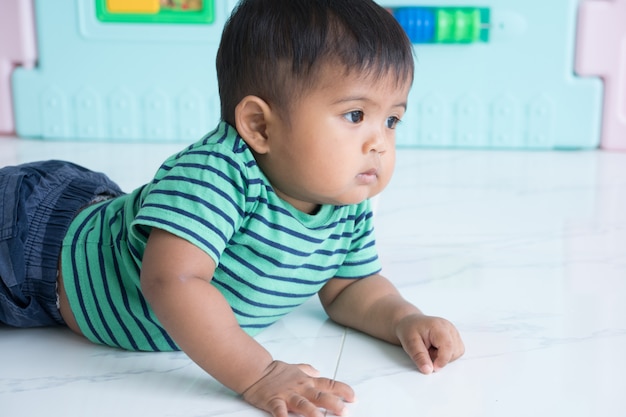 写真 かわいい小さな赤ちゃんが床に這う