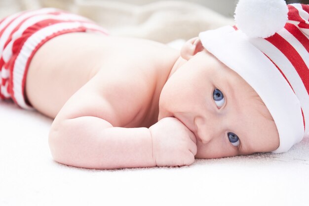 Piccolo bambino sveglio in cappello di natale