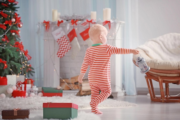 クリスマスのために飾られた部屋で遊ぶかわいい赤ちゃん