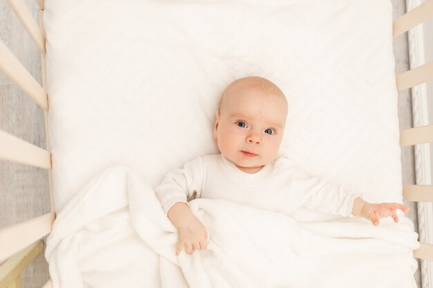 사진 침대에 앉아 귀여운 작은 아기