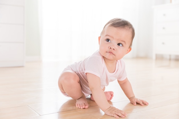 写真 床に座ってかわいい赤ちゃん