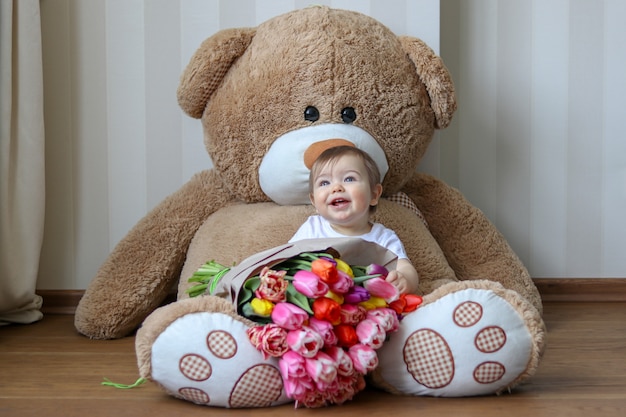 Foto piccolo bambino sveglio che sorride con i suoi primi denti