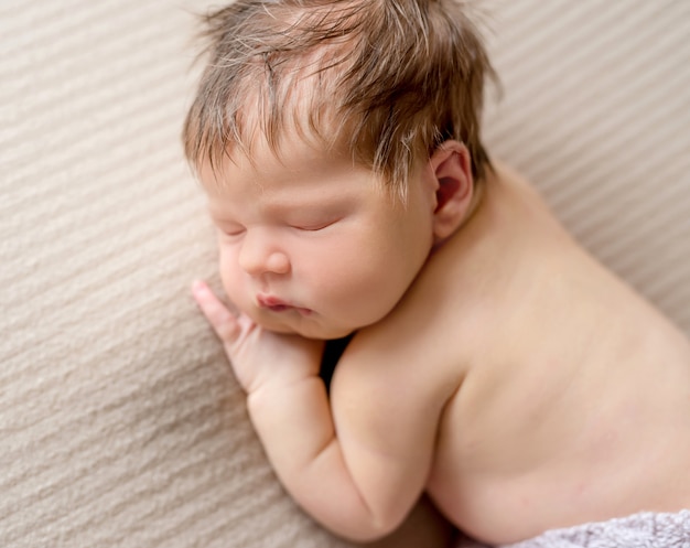 甘く眠っているかわいい赤ちゃん