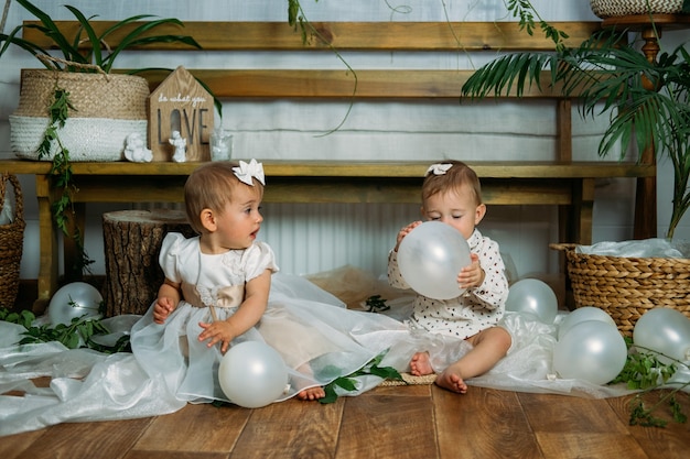 Carina piccola principessa del bambino alla prima festa di compleanno a casa idee per la festa di compleanno a casa con