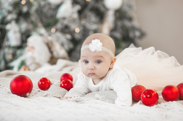 Piccolo bambino sveglio con l'albero di natale