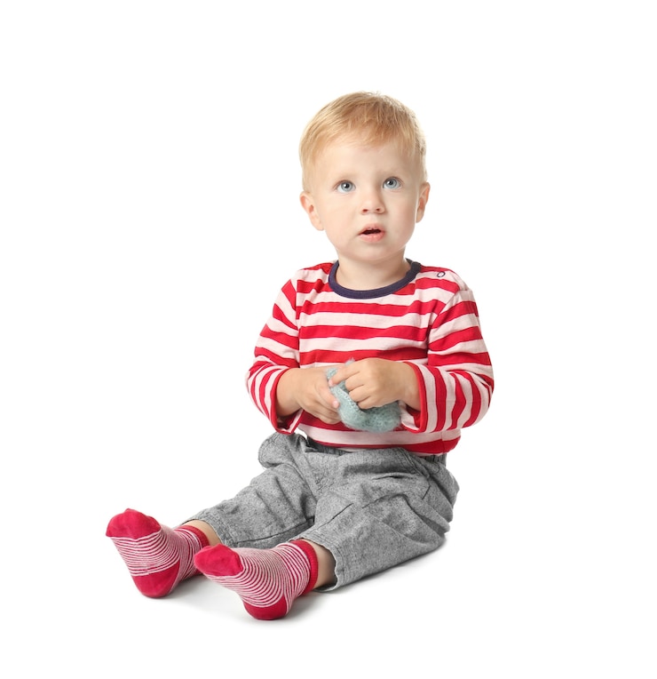 Photo cute little baby with toy  background