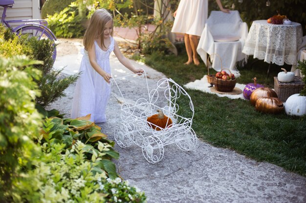 Фото Милая маленькая блондинка, играя в саду