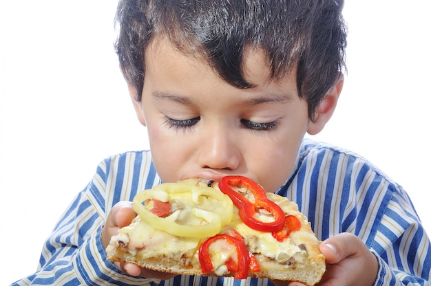 Симпатичный маленький мальчик ест пиццу, изолированные