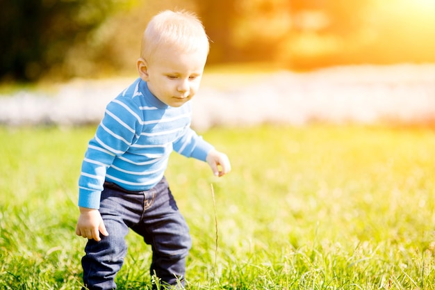 Ragazzino carino che si diverte nel parco autunnale