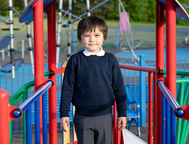 遊び場で楽しんでいるかわいい男の子