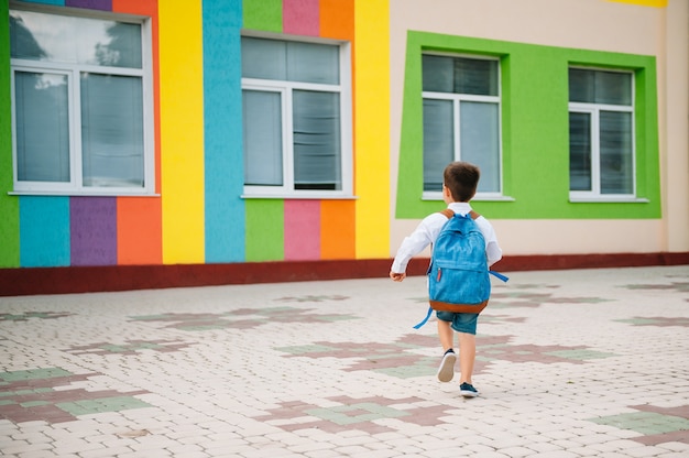 学校の近くのバックパックとかわいい男の子