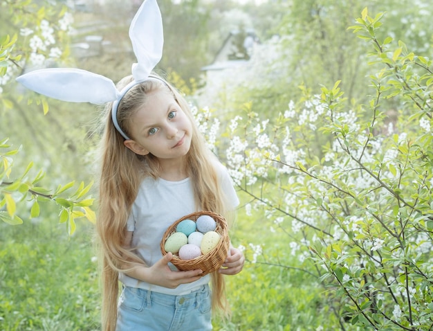 부활절 날 토끼 귀를 쓰고 있는 귀여운 아이