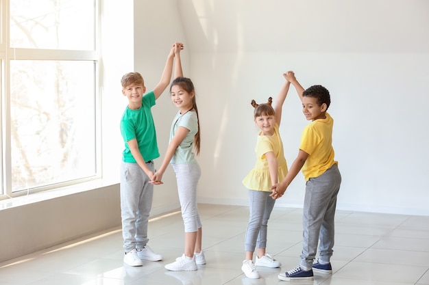 スタジオで踊るかわいい子供たち