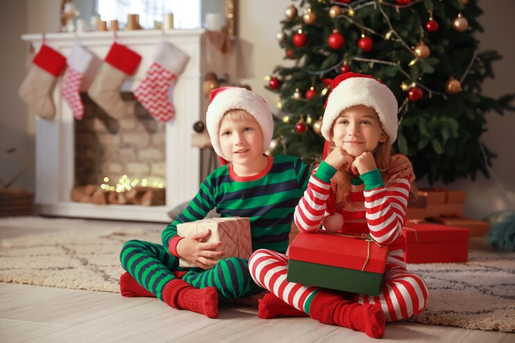 Photo cute little children with christmas gifts at home