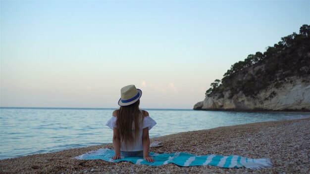 Bambina sveglia in spiaggia durante le vacanze estive