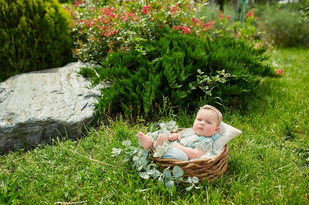 Милая маленькая девочка в красивом цветущем кустарнике в парке летом