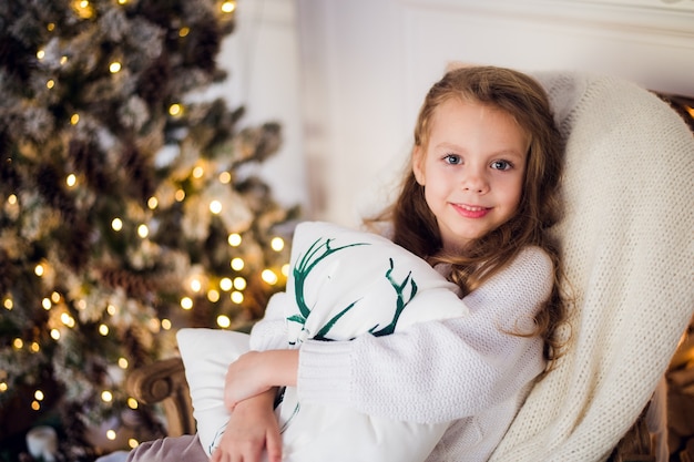 Foto bambina sveglia a natale a casa