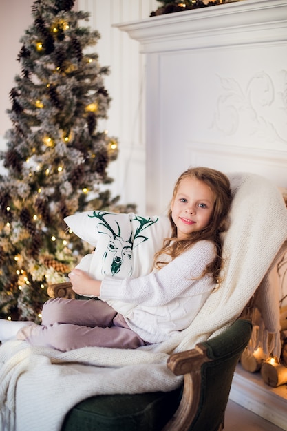 Bambina sveglia a natale a casa