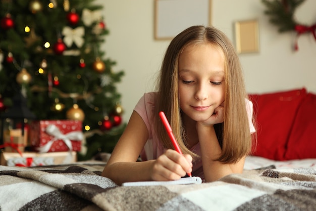 Photo cute little girl in the christmas interior of the house