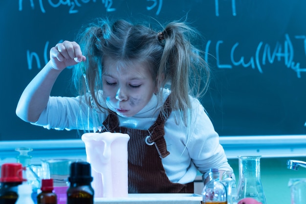 Foto bambina carina durante la lezione di chimica a scuola