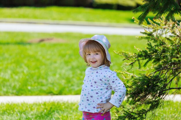 かわいい女の子はタンポポと笑顔、幸せな家族が楽しんで、屋外、夏の自然を遊んでいます