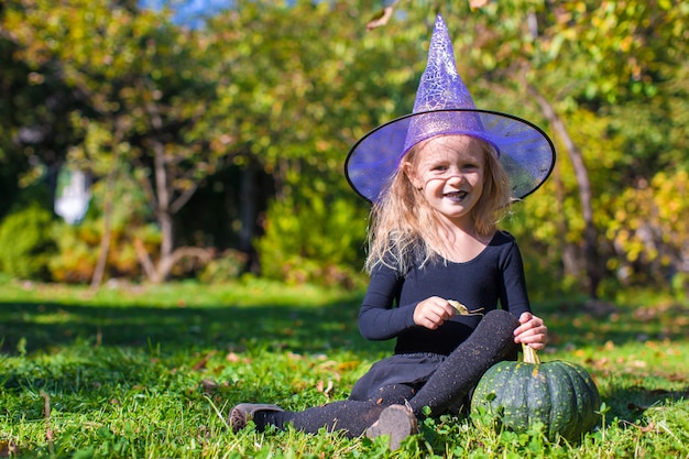 Фото Милая маленькая девочка в хэллоуин, какой костюм весело провести время на открытом воздухе