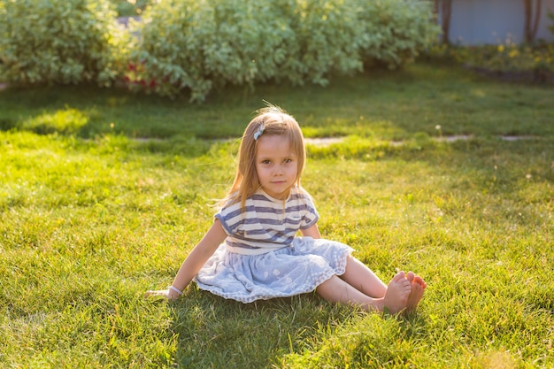 かわいい女の子が夏の公園で遊んでいます。