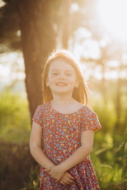 Bambina sveglia sul prato nel giorno di primavera