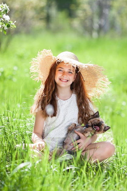 귀여운 소녀 야외입니다. 자연 배경에 아이입니다. 풀밭에 있는 아이