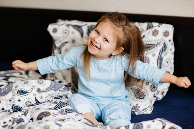Photo cute little girl staying in bed