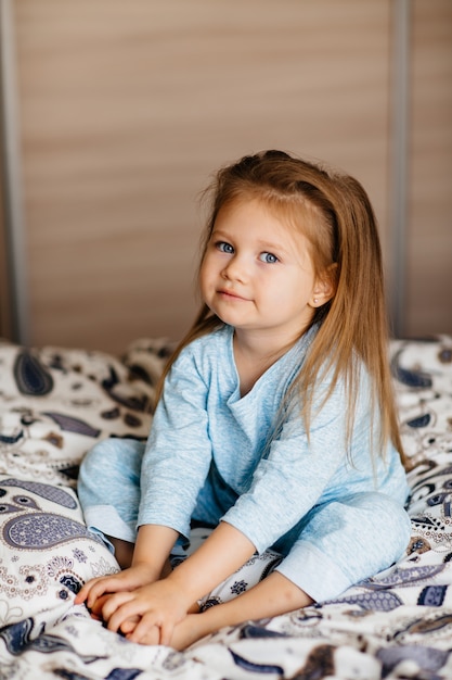 Photo cute little girl staying in bed