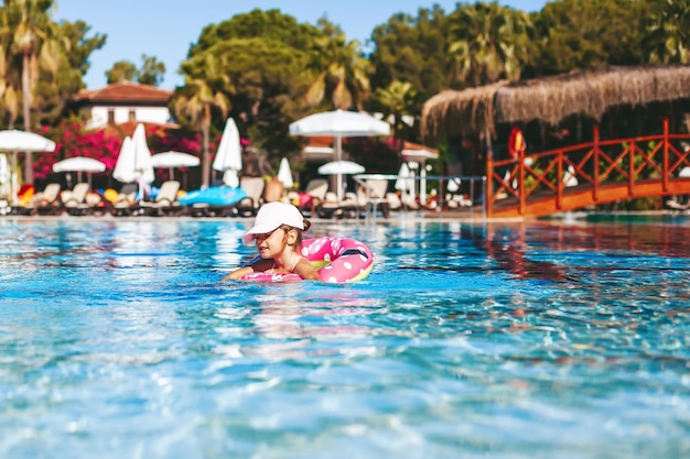 Foto bambina carina nuotare in piscina