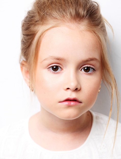 Photo cute little girl in white dress over white background