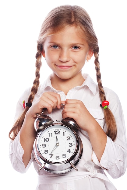 흰색 배경에 고립 된 알람 시계와 함께 귀여운 소녀