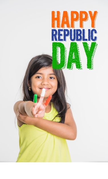 인도 국가 삼색 깃발, 흰색 배경 위에 격리와 귀여운 소녀. 독립 기념일 또는 공화국 기념일 인사말 개념에 적합
