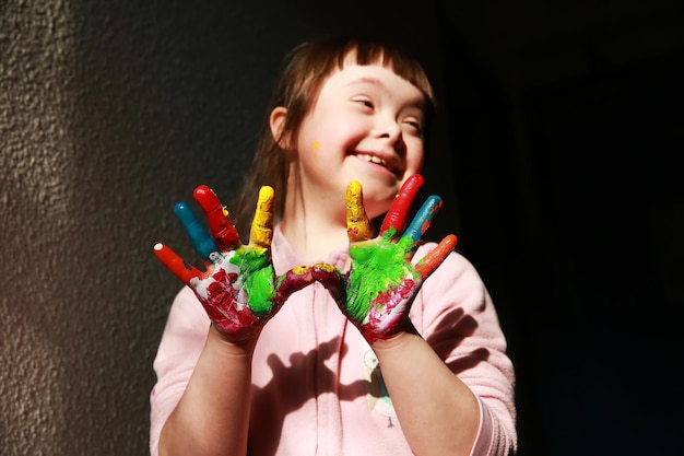 Foto piccola ragazza carina con le mani dipinte.