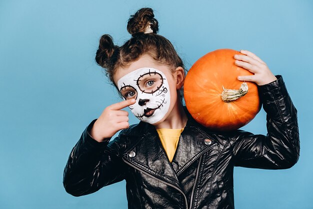 Фото Милая маленькая девочка со страшным макияжем на хэллоуин
