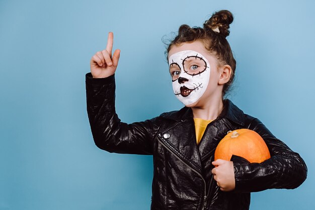 Foto bambina sveglia con trucco spaventoso per halloween