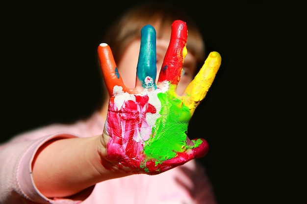 写真 塗られた手でかわいい小さな子供