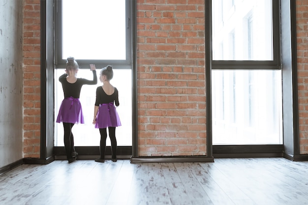 Foto simpatici ballerini per bambini in studio di danza