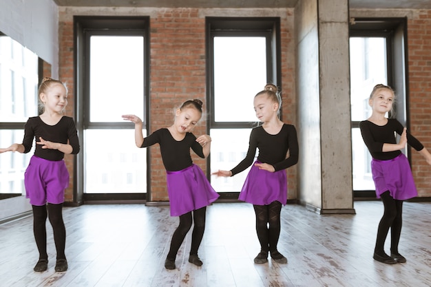 Симпатичные маленькие дети танцоров на танцевальной студии