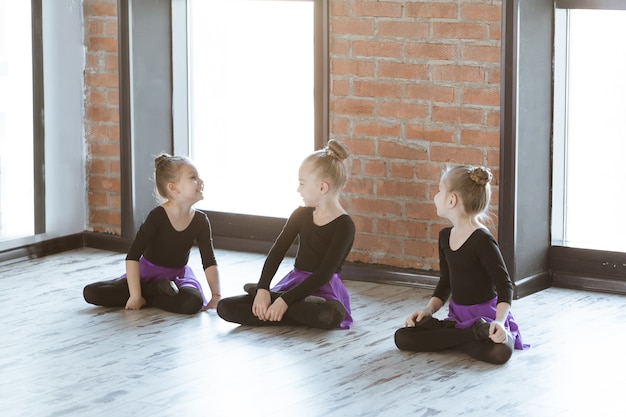 Photo cute little kids dancers on dance studio