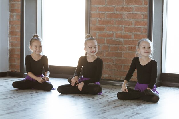 Photo cute little kids dancers on dance studio