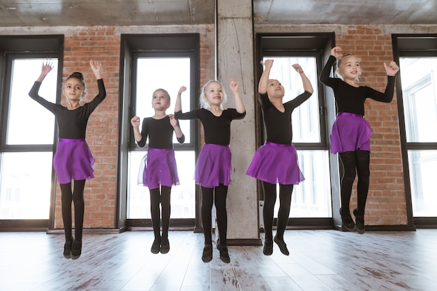 Photo cute little kids dancers on dance studio