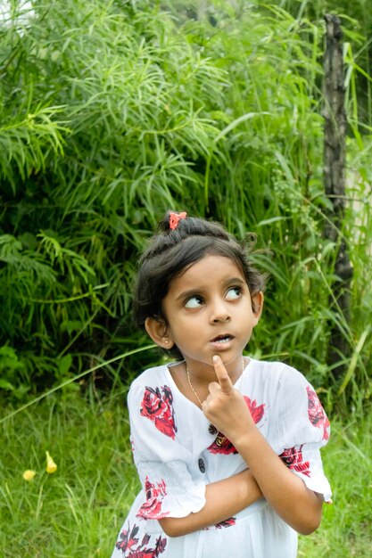 Foto graziosi bambini all'aperto immagine ritratto