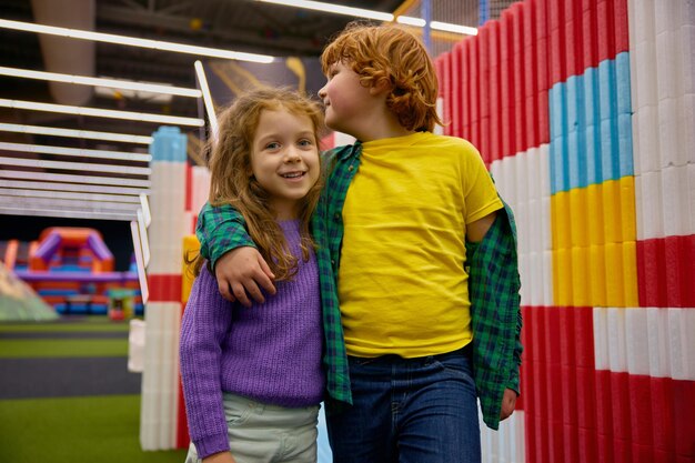 Photo cute little loving boy and girl children hugging together