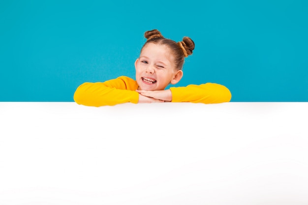 Photo cute little red-haired girl in yellow pullover